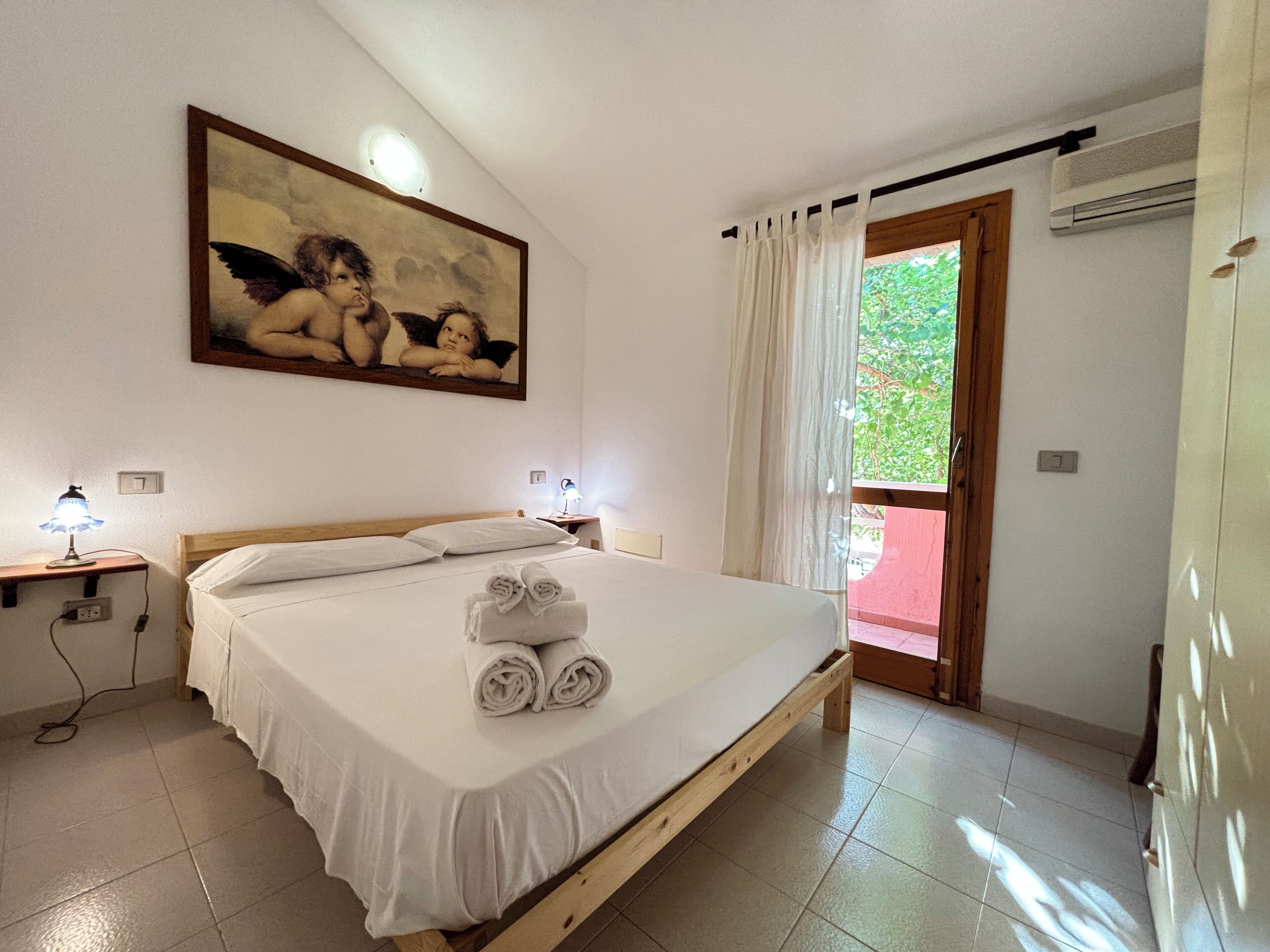 2 slaapkamers, een strijkplank/strijkijzer, reisbedje, gratis wifi