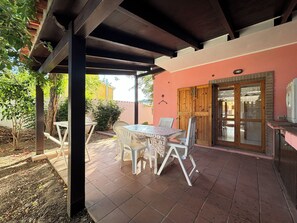 Outdoor dining - PRIVATE VILLA WITH PRIVATE GARDEN (Solanas)