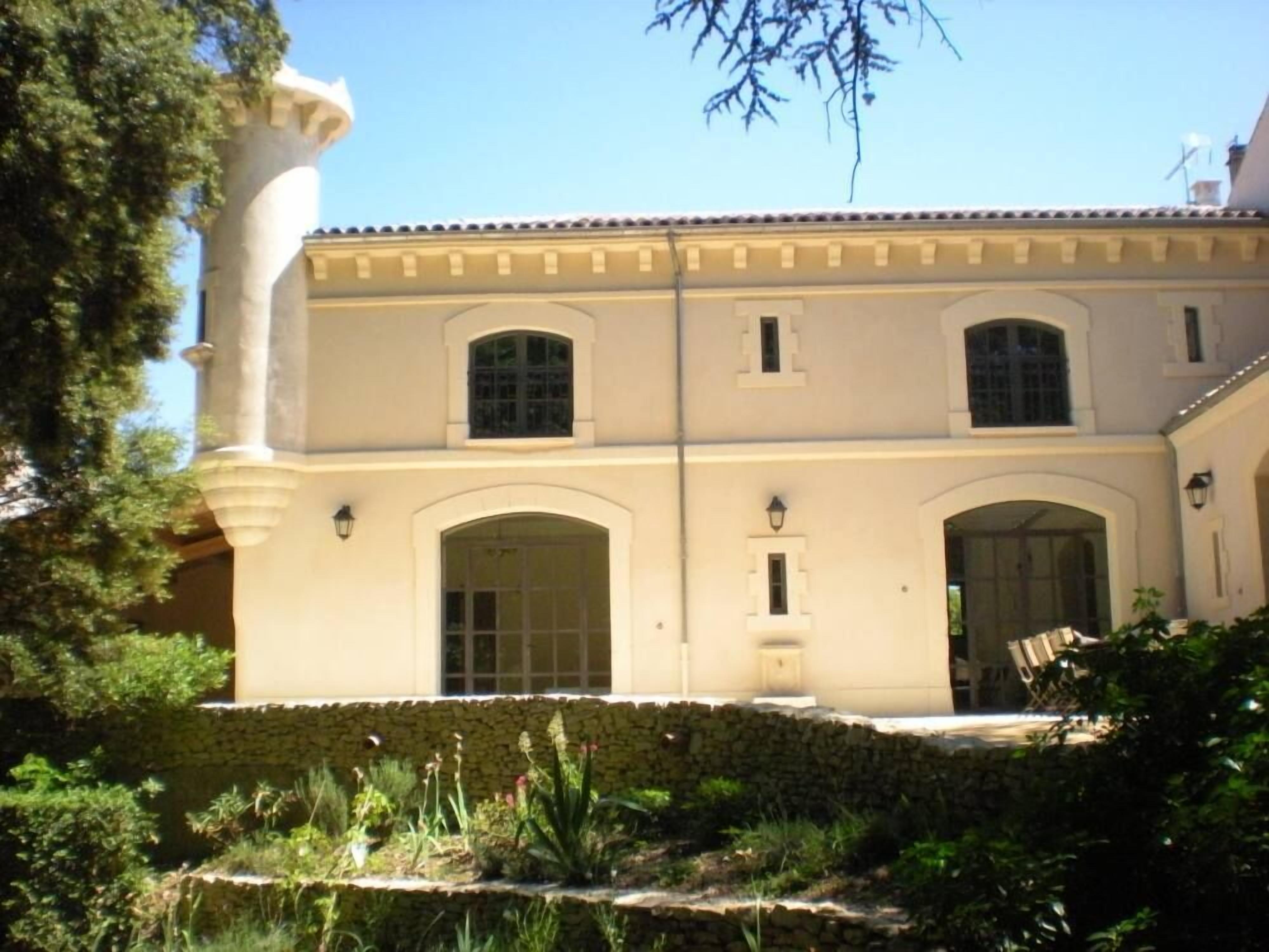 Façade avant des Clos de Sainte Concorde, avec ses murs de pierres séches
