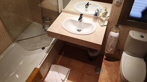 Douche, séchoir à cheveux, serviettes fournies, papier de toilette