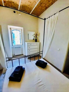 3 chambres, coffres-forts dans les chambres, fer et planche Ă repasser