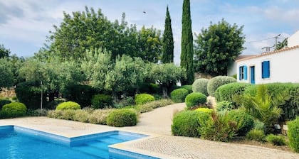 Kauniisti remontoitu tyypillinen Algarven huvila