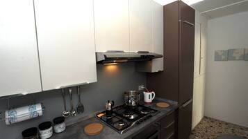 Frigorifero, forno, piano cottura, lavastoviglie