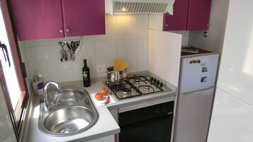 Een koelkast, een magnetron, een oven, een koffiezetapparaat/waterkoker