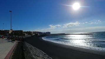 Vlak bij het strand, ligstoelen aan het strand