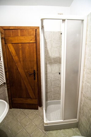Badewanne, Bidet, Handtücher, Toilettenpapier