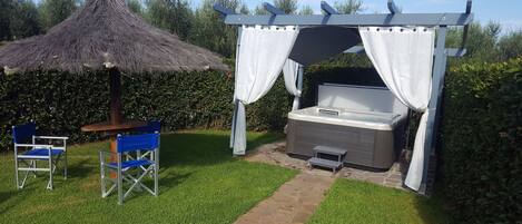Outdoor spa tub