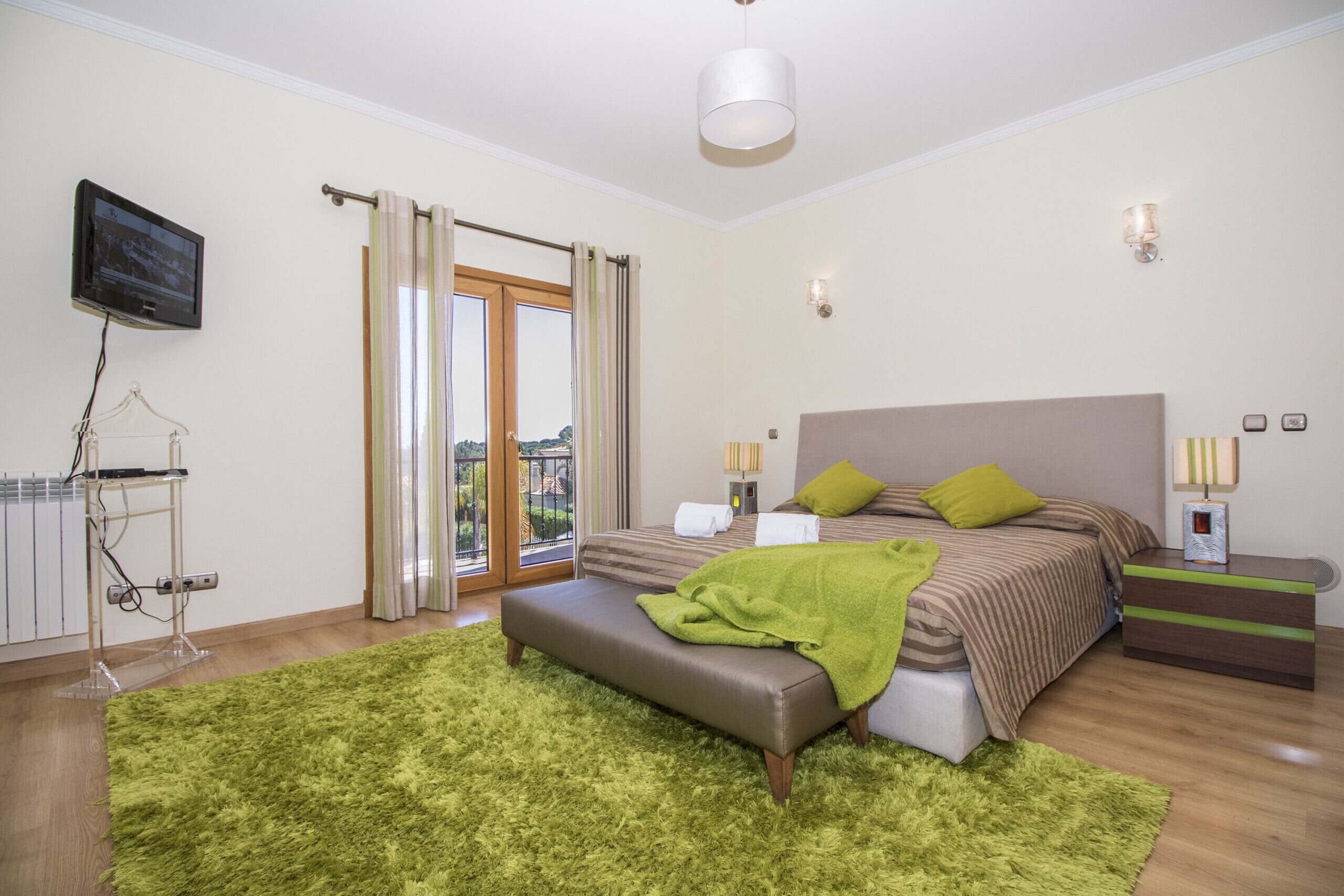 5 Schlafzimmer, Zimmersafe, Bügeleisen/Bügelbrett, kostenloses WLAN
