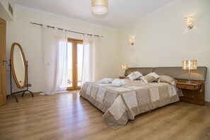 5 chambres, coffres-forts dans les chambres, fer et planche à repasser