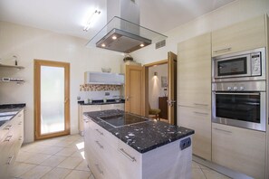 Fridge, microwave, oven, dishwasher - Villa Valentina | 5 Bedrooms | Super Quiet | Quinta do Mar (Almancil)