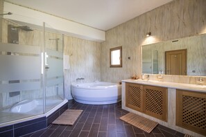 Badewanne, Haartrockner, Handtücher