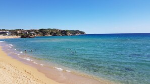En la playa, sillas reclinables de playa