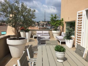 A rooftop terrace with outdoor seating, large planters, and a view of the cityscape. - Beautiful penthouse with terraces 10 'walk from the Vatican Museums and Rome Center (Roma)