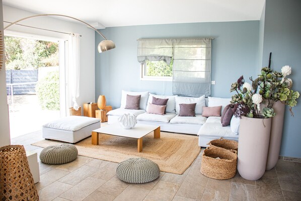 Televisio, DVD-soitin, kirjoja