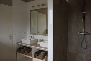 Badewanne, Haartrockner, Handtücher, Toilettenpapier