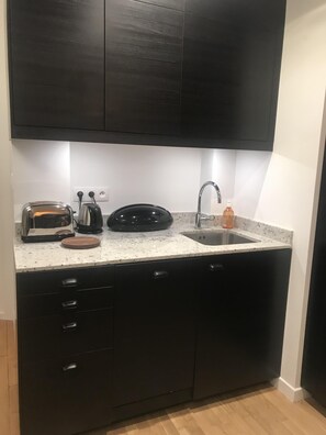 Een koelkast, een microgolfoven, een oven, een kookplaat