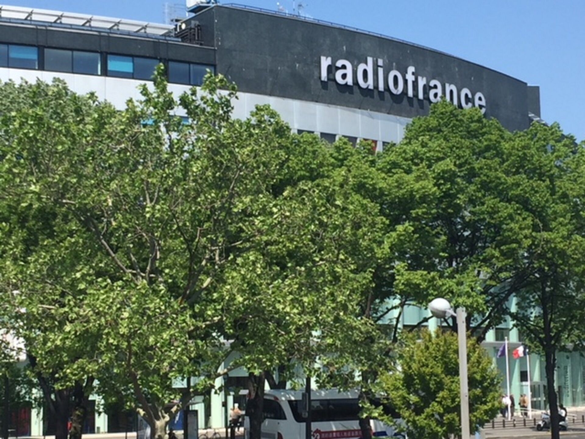 Un edificio con un cartel que dice "radiofrance" y un farol cercano.