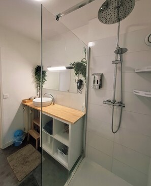 Douche, sĂšche-cheveux, savon, shampoing