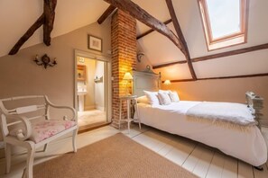 2 quartos, ferros/tábuas de passar roupa, acesso à internet