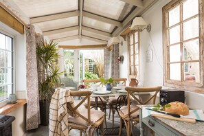 Dining - Quirky romantic home, pet friendly with pretty garden near Padstow and Beaches (Nr Padstow)