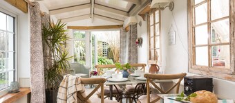 Quirky home with romantic shepherds' hut bedrooms and pretty garden near Padstow