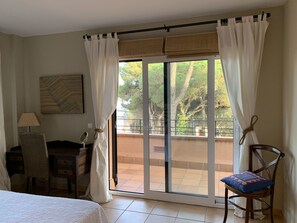 4 chambres, coffres-forts dans les chambres, fer et planche à repasser