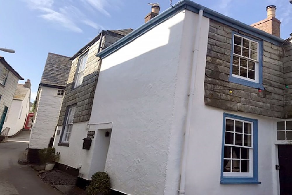 A charming fisherman's cottage in picturesque Port Isaac harbour ...