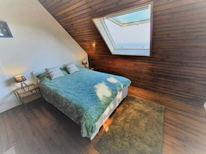 4 bedrooms, iron/ironing board, travel cot, free WiFi
