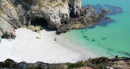 Pretty Breton Villa, Spectacular Sea Views, 2 minute walk from beach