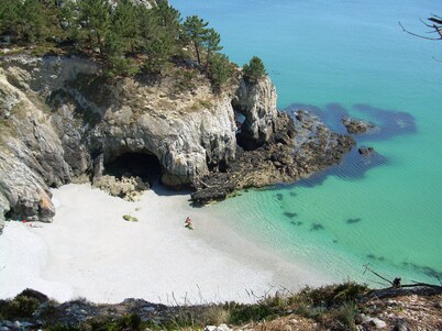 Pretty Breton Villa, Spectacular Sea Views, 2 minute walk from beach