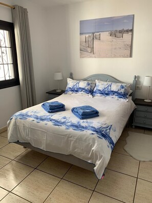 3 chambres, fer et planche à repasser, Wi-Fi, draps fournis