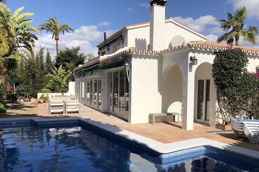 5-bed villa SUPERlocation: beach, restaurants, harbour, all walking distance!
