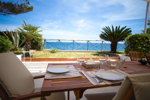 Schöne Villa am Meer mit eigenem und direkten Zugang zum Meer, 20 mt. Entfernung