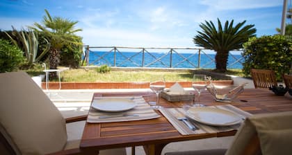 Schöne Villa am Meer mit eigenem und direkten Zugang zum Meer, 20 mt. Entfernung