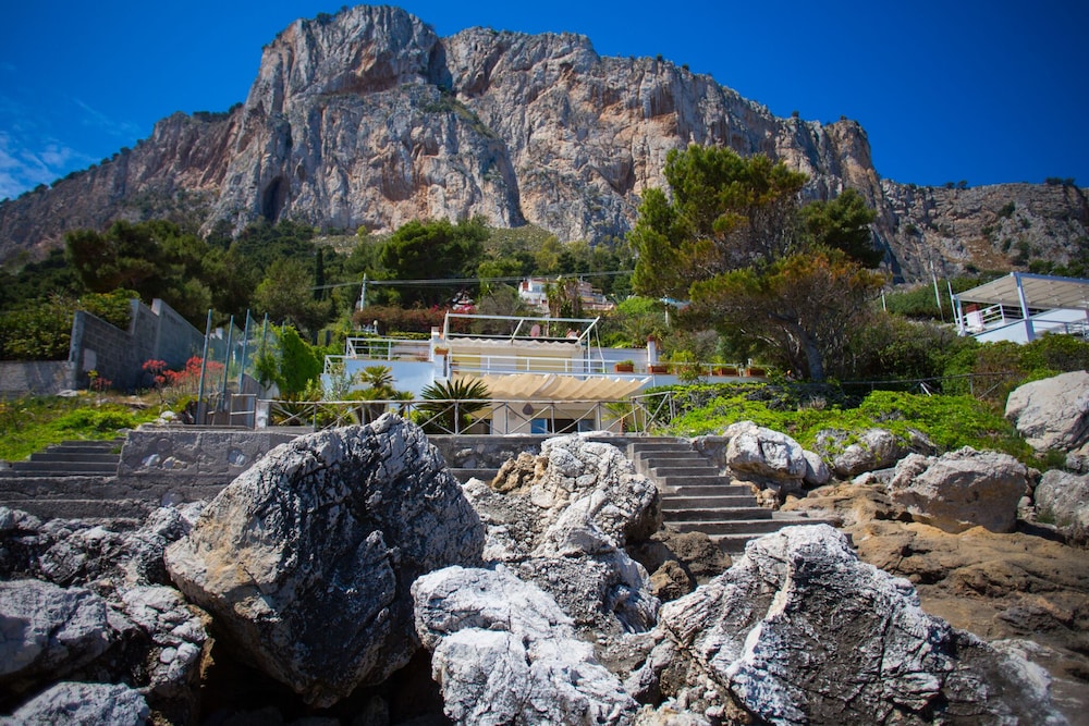 Beautiful Villa On The Sea With Private Access And Direct To The Sea, 20 Mt. Distance - Palermo