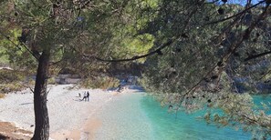 Perto da praia, espreguiçadeiras 