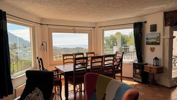 Smart TV, fireplace, video games, DVD player