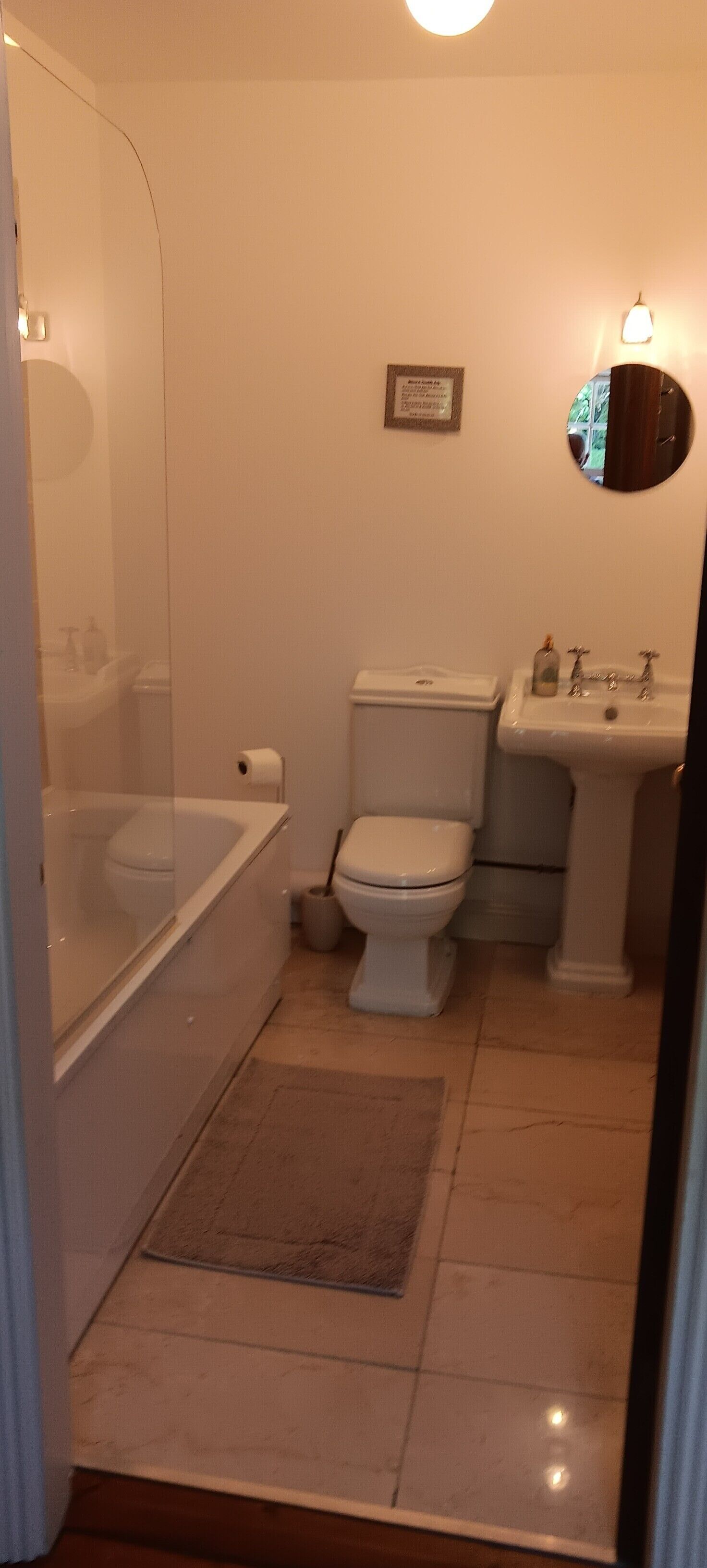 Un baño con bañera, inodoro y lavamanos.