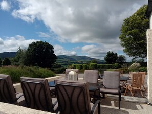 Outdoor dining - Family Friendly Spacious Home On Large Grounds With Panoramic Views (Aughrim)