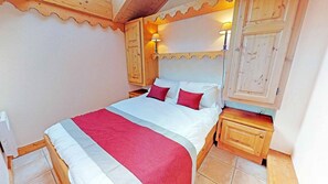 4 عدّة غرف نوم ومكواة/لوح كي وواي فاي مجانًا وملاءات أسرّة