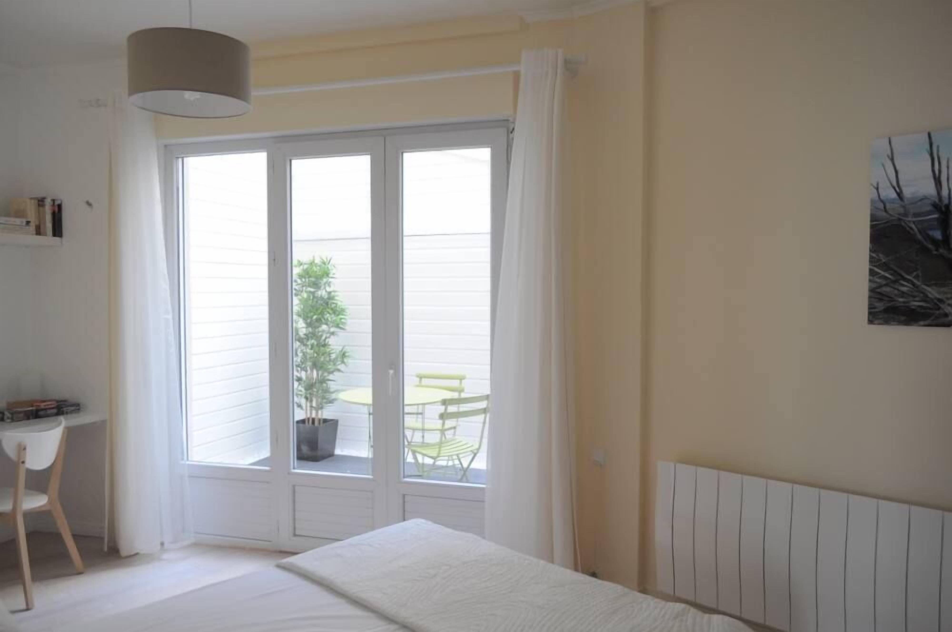 Appart' hyper center Reims 70€, Private Box Parking 4 people,