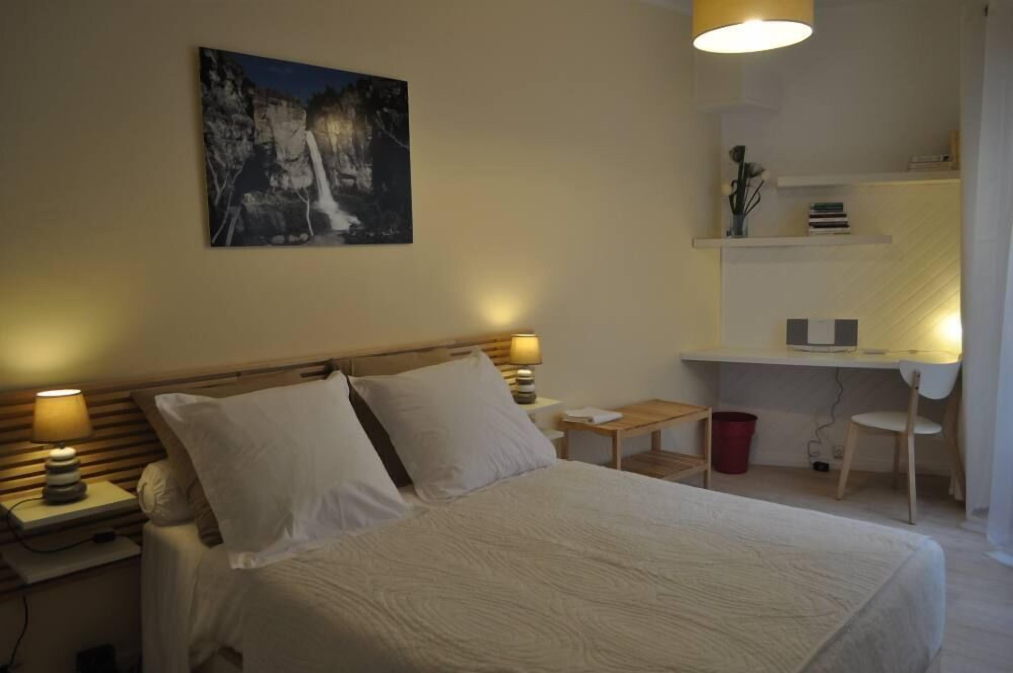 Appart' hyper center Reims 70€, Private Box Parking 4 people,