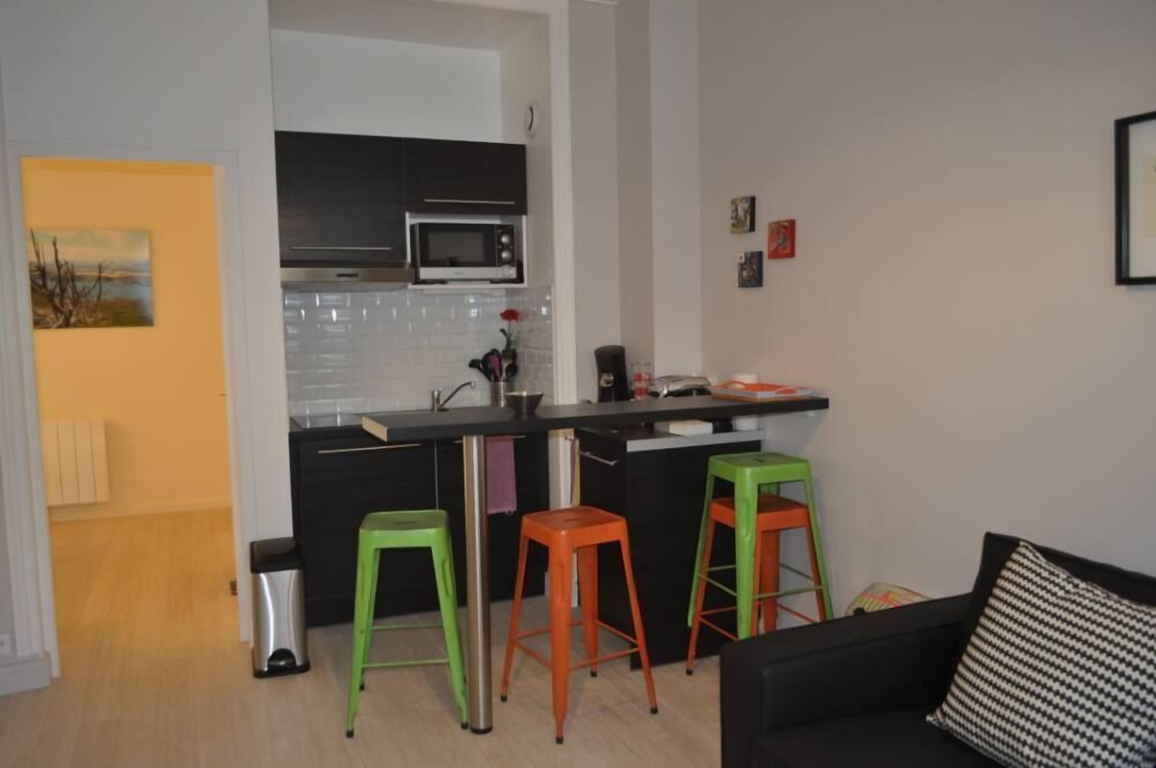 Appart' hyper center Reims 70€, Private Box Parking 4 people,