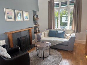 Smart-TV, Kamin, DVD-Player, Bücher