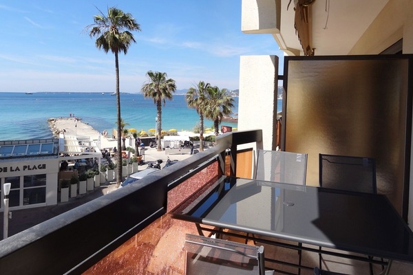 Terrace with table for 4