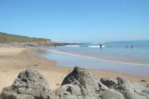Una spiaggia nelle vicinanze