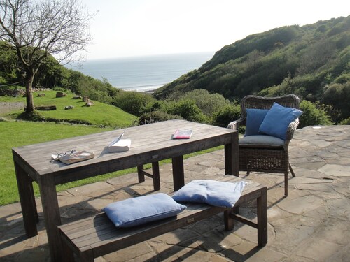 Ideal location for families who like sandy beaches and dramatic coastal scenery