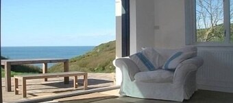 Ideal location for families who like sandy beaches and dramatic coastal scenery