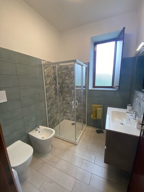 Shower, hair dryer, bidet, towels - Villa Relax Figurella (Agrigento)