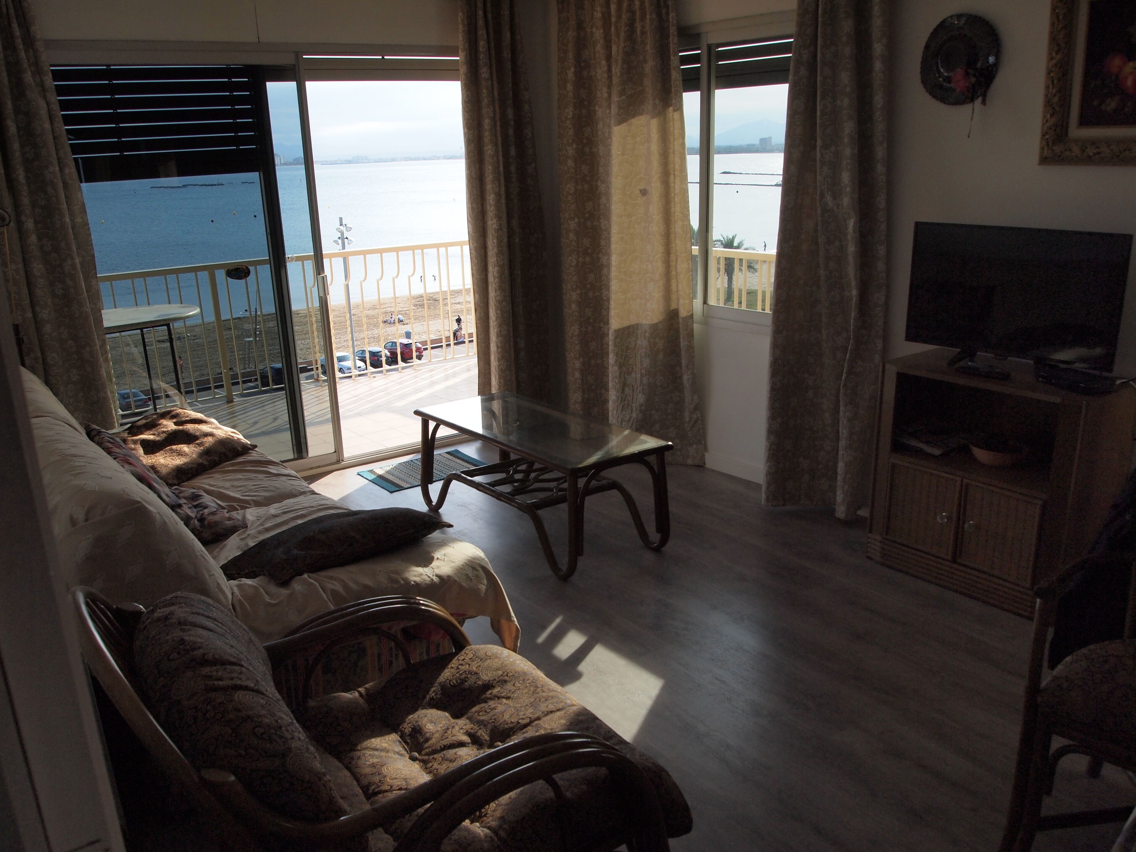 Spacious apartment facing the beach of Roses